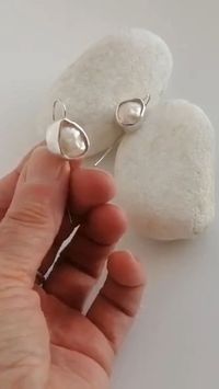 How gorgeous are this pearls? This minimalist earrings of pearl and fine silver are a “must”. This jewel is completely handmade. They are very light and very easy to match with other pieces of jewelry. You will be surprised of how often you will wear them. I love this earrings! They make an excellent option for a gift also, especially for women who love elegant and simple jewelry.