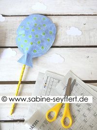 Eine ausgefallene Idee für Fasching oder den Geburtstag sind diese Überraschungballons. Die habe ich aus bemaltem Zeitungspapier genäht und mit kleinen Überraschungen befüllt: Ballons, Konfetti, Luftschlangen & kleinen Süßigkeiten. #bastelanleitung #nähen #sewing #ballons #gift #paper #ideas #creative #wrapping #present #präsent #birthday #party #children #kids #toddlers #selfmade #painting #handmade #balloons #newspaper #celebrate #carnival #feiern #fest #mitgebsel #mitbringsel #DIY