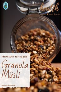 Wirkung Ayurveda: Kapha ↓ Für Kapha-Typen wird besonders das selbstgemachte Granola Müsli empfohlen. Haferflocken werden von allen Doshas gut vertragen. Doch für Kapha gibt es einen entscheidenden Unterschied - sie sollen unbedingt trocken sein. Das liegt daran, dass eine der Eigenschaften, des Kapha-Dosha trocken ist. Also keine eingeweichten Overnight Oats, kein gekochtes Porridge. Rezept im Link