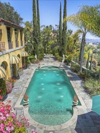 It sits on a huge flat hilltop lot in the sought-after Los Angeles neighborhood of Los Feliz, offering sprawling views of the Griffith Observatory and the wooded hills on one side, and the downtown skyline on the other.