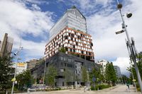 Jean Nouvel. Stacked buildings and garden space