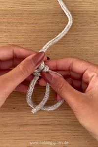 Mit diesem einfachen Makramee Knoten könnt ihr die Enden euerer Projekte ganz einfach verschönern! Das passende Garn findest du bei uns im Shop!