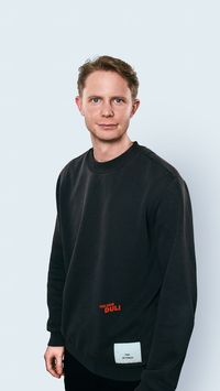 A DJ photoshoot / presskit shot Editorial photography - dj photography - photography inspiration Creative portrait with a aesthetic pose. An inspiration for other creators. It is artistic, urban, cool, aesthetic. Portrait men shot in a small photography studio. With an easy 3 lights setup and a white backdrop A portrait shot on a sony a7iii with a wide angle. Heleen DuLi
