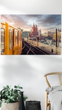 Überfahrt mit der Berliner U-Bahn über die berühmte Oberbaumbrück in Ost Berlin. Hier findest du tolle Einrichtungsbeispiele und Motivideen! Bestelle die beliebtesten Wandbilder & Poster bei ohmyprints.com ✓Gratis Versand ✓ "Sehr gut" bewertet ✓Qualitätsgarantie #ohmyprints #fotografie #berlin #city #metropole #wohnzimmer #wallart #wohnideen #wandbilder #kunst #homedecor #wohnen #ubahn #warschauerstrasse #oberbaumbrücke #eastberlin