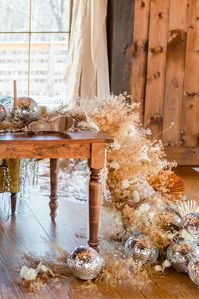 Get the look for your dried flower wedding table with dried flowers from Afloral.com. #driedflowerwedding #weddingtable #driedflower Credit: @ruffledblog || @autumnnomad || @theprismhouse || @rodeoandcophoto