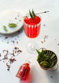 Basil fortifies the digestive and nervous systems, while also being beneficial for the skin. Aloe vera hydrates the body and prevents heat strokes; it also keeps skin healthy due to its nutritional qualities.