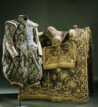 Gustav II Adolfs bröllopsdräkt framför bröllopssadeln - Livrustkammaren - 82280 - Storia della moda 1600-1650 - Wikipedia
