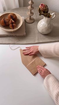 Découvrez nos plus belles idées déco et notre sélection de DIY à reproduire pendant les fêtes. / Facile Déco Exterieur, à fabriquer, fait maison, lumineuse, en bois, fenetre, maison Noel, Maison Couleur Saison Cocooning Trendy Bricolage Facile Chic Décoration Home Decor Moderne Appartement Tendance Cozy Beauté Scandinave Feng Shui Glamour Intérieur Exterieur Cuisine Recette Astuces Jardin Chambre DIY Tapis Aesthetic Beige #westwing