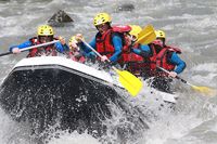 Les radeaux pneumatiques conçus pour le rafting sont insubmersibles et très stables, ce qui permet de franchir des rapides inaccessibles à la plupart des embarcations
