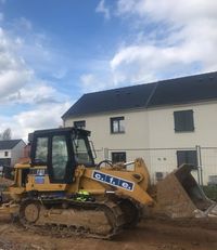 Déblayer, décaper la couche arable, aménager un site, niveler, refouler, excaver, remblayer, creuser, transporter du matériau et charger des camions sont autant de tâches que peut accomplir la chargeuse sur chenilles Caterpillar 963C ! Photo : chantier à Orgenoy (77). #Caterpillar #963C #ALouer #Trax #Chargeuse #Orgenoy #Chantier #Travaux #Equipement
