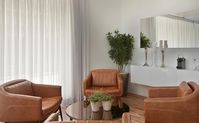 28. Decorações clássicas ganham muito com plantas para apartamento. Projeto de Elaine Carvalho #plantasparaapartamento #plantasparaapartamentopequeno #plantasparaapartamentosemsol