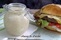 SAUCE BURGER MAISON (2 c à s d'oignon frit, 4 a 5 c à s de mayonnaise, 2 c à c de ketchup, 2 c à s de moutarde, 2 c à s de ciboulettes fraîches hachées, 2 c à s de persil, 2 petits cornichons)