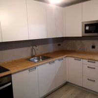 Está HECHA a MEDIDA para aprovechar al máximo cada hueco, PERSONALIZANDO cada módulo a tus cosas y a tu forma de vivir la cocina: - La ENCIMERA es de MADERA maciza, cálida y duradera - La CAMPANA extractora está INTEGRADA - Hay mucho espacio de ALMACENAMIENTO para tener cada cosa en su sitio y un sitio para cada cosa Lo mejor es que es con unos pocos DETALLES de COLOR en los complementos puedes darle personalidad propia y estilo único.