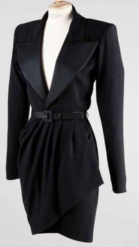 Yves SAINT LAURENT Haute couture n°64260 Automne - Hiver 1988/1989 Robe smoking en crêpe laine noir, revers du col châle cranté en satin sur un décolleté en pointe, manches longues, jupe droite à effet… - Gros & Delettrez - 14/10/2013 Plus