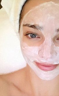 Dieses Peeling wirkt gegen Mitesser: Rezept aus Haferflocken, Backpulver und Zitrone. Auf die gereinigte Haut auftragen, einmassieren und…
