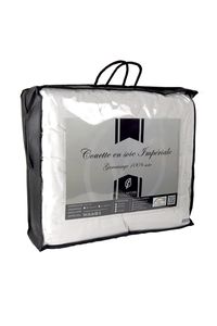 Parfaitement adaptée à la saison chaude, cette très belle couette Label Naturel Impériale Eté 150g anti-transpiration se distingue par son garnissage en pure soie sauvage de chêne et une élégante enveloppe en jacquard 100% coton 120 fils, douce et impeccablement finie. Idéale en été, elle peut aussi être utilisée à la saison froide dans une chambre chauffée et convient particulèrement aux personnes craignant la chaleur ou transpirant. Labellisée Oeko-Tex®.