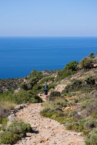 Randonnée d'environ 1h30 aller/retour au nord de la péninsule d'Akrotiri en Crète. A découvrir en chemin : 2 monastères, des grottes et une gorges descendant jusqu'à la mer Méditerrannée