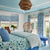 Beach bedroom decor offers coastal decorating ideas for bedrooms in your home. Whether you live at the coast or not! SugarsBeach.com #SugarsBeach