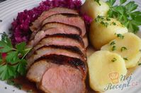 Kachní prsa na medu s červeným zelím a jemným bramborovým knedlíkem - varenirecept
