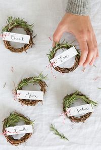 Crea tus adornos de Navidad, prepara la mesa con etiquetas personalizadas. #diy #etiquetasdenavidad #Navidad #decoraciondenavidad #mesadenavidad