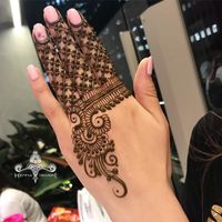 Unique bridal mehndi inspiration. These trending henna designs will make you fall in love. Indian mehndi design ideas. #mehndi #floralMehndi #arabicMehandi #mehndiInspiration #heenaInspiration #heena #arabic #mehndiDesignsIdeas #basicMehndi