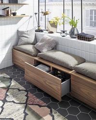 Learn how to implement the design trend of the year into your home - mid-century modern. #midcenturymodern #midcenturyhome #midcenturydecor #midcenturytrends #modernhomedecor #interiordesignideas #interiordesign #homeinspirations #homeinteriordesigntrends #modernhomedesigns