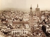 Vista de la ciudad de Valencia en la que se aprecia la plaza Redonda, la torre de Santa Catalina, la catedral con el Miguelete, la torre del palacio de la Generalitat, al fondo, las Torres de Serranos.