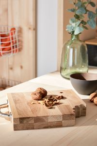 Parmi les ustensiles de cuisine rapides et faciles à faire soi-même, découvrez comment vous pouvez personnaliser une planche à découper bois. Pour le plaisir des plus gourmands, croquer à pleine dents votre planche en bois en suivant le tuto de notre D.I.Y.