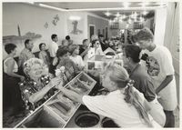 1990, IJssalon "Garrone" van de gebroeders O. en R .Garrone, Grote Houtstraat 179.
