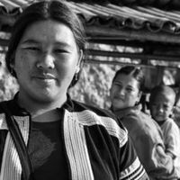 Portrait d’une femme dans un pays étranger avec en arrière-plan une femme avec un enfant. La photographie est disponible en impression haute-qualité. Si celle-ci vous intéresse pour orner les murs de votre intérieur, vous pouvez suivre le lien.