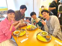 未公開映像付きParaviスペシャル版配信中❣️【公式】TBS火曜ドラマ「持続可能な恋ですか?」 on Twitter: "第6話よりオフショットをお届け🍛 杏花がヨガレッスンを開いたインド料理屋ではまさかの晴太と虹朗に遭遇🍛 3人が食べてるカレー美味しそうでしたね🍛 店長のアニクさんもいいキャラでした🍛 #上野樹里 #田中圭 #鈴木楽 #フェルナンデス直行 #じぞ恋 #第7話は5月31日 https://t.co/hSF1SMr2sh" / Twitter