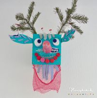 In diese Karnevalsmaske habe ich einen Windelkarton, ein Orangennetz, Plastikdeckel, Pappe, Tannenbaumreste und einen Plastikbecher eingearbeitet. Ein voller Erfolg, mich hat damals am Rosenmontag niemand erkannt… #honigkukuk #maske #karneval #upcycling #recyclingbasteln #bastelnmachtglücklich #monster #fasching