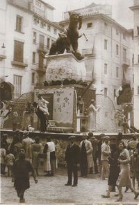 LAS FALLAS (1929-1933) En la plaza del doctor Collado, El artista Coret plantó en 1931 ayuno una falla con ingenio Y arte, desarrollando el tema del dominio de la mujer. Tuvo esta falla gran aceptación popular por su sátira, Y fue justamente premiada.