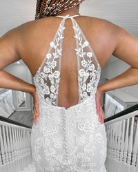 This halter neckline beach wedding dress is perfectly tailored for easy, breezy, and summery-chic celebrations! Click through to see if it's the dress for you! #halterweddingdress #lacebridalgown #beachbridaldress