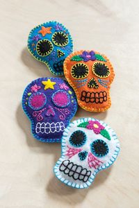DIY: Felt Sugar Skull Sachets #dayofthedead #diadelosmuertos #embroidery