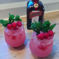 Hindbær cocktail med friske hindbær, lime, honning og danskvand. Den smager helt fantastisk og kan både nydes med og uden alkohol. Så alle kan være med!