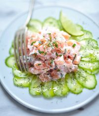 Cette recette ultra fraîche est idéale en cas de grosse chaleur : carpaccio de concombre, tartare de saumon au fromage blanc. Un plat rapide et délicieux!