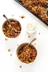 PUMPKIN Pecan Granola with pepitas, naturally sweetend with maple syrup! #pumpkin #vegan #glutenfree #minimalistbaker