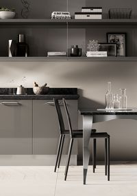 In the compact formation of this prestigious offering – Steel Grey granite for the worktops and Titanium Grey glossy lacquered fi nish for the base units, wall units, shelves and wall panels – the exclusive design of the steel finish table bench support stands out: to furnish the living area with character.