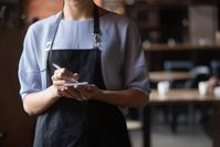 Waitress embarrasses male customer, leaving his friends in stitches