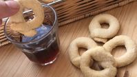 CIAMBELLINE AL MARSALA O AL VINO COTTO - "Che buone le ciambelline al Marsala!!! Una ricetta diversa dai soliti biscottini al vino che non prevedono le uova. Qui invece le uova ci sono e rendono il biscotto più 'biscotto'. Sono veramente profumate e noi le mangiamo intingendole nel nostro vino cotto che somiglia molto al Marsala per sapore... hanno una marcia in più... ma c'è anche chi le intinge semplicemente nel caffè o nel tè... o le mangia così semplicemente". Video di...