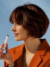 Ce rouge à lèvres semi-mat facile à porter, habille les lèvres d’un voile de couleur à l’intensité modulable pour un résultat naturel, élégant et une tenue parfaite. La teinte « Brun Fauve » et d’autres encore sont à retrouver dans nos salons ou sur shop.camillealbane.com . ❤