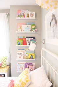 I'm all about organization and being minimal! I love the simple fresh looking book shelves and kids rooms! This one is darling. 32 Easy-To-Do Kids Organizing Techniques