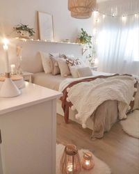 minimalistische einrichtung schlafzimmer weiße töne tumblr zimmer ikea dekoration lichterketten grüne pflanzen deko schlichte dekoration