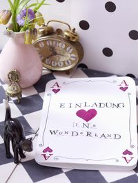 Farbenfrohe Tischdeko wie in Alice im Wunderland