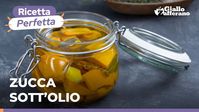 ZUCCA SOTT'OLIO - TUTTO L'AUTUNNO RACCHIUSO IN UN VASETTO - "Come conservare tutti i ricordi e i sapori dell'autunno per averli in ogni momento dell'anno? Con un vasetto di zucca sott'olio! Consigliamo di scegliere una zucca dolce e matura al punto giusto... e il gioco è fatto! Che ne dite, facciamo la scorta?". Video di Giallo Zafferano.