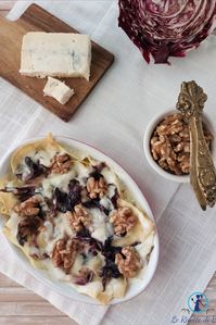 la ricetta della lasagna al radicchio con gorgonzola dolce e noci è il primo piatto che vi presento oggi facile da preparare, goloso e di stagione, trovate la ricetta nel blog Le Ricette di Bea oppure nel link di questo post! Vi aspetto con tante altre ricette 😀