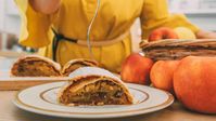 STRUDEL DI MELE CLASSICO - LA VERA RICETTA ANTICA E ORIGINALE - RICETTA VELOCE SENZA PASTA SFOGLIA E FROLLA - "Tanto ripieno e poco impasto! La ricetta originale dello strudel è antichissima e in questo video vi mostriamo come si fa lo strudel con la vera pasta strudel senza pasta sfoglia o pasta frolla anche perché come vedrete la pasta strudel è proprio facile e veloce. Il ripieno è quello classico e autentico con mele macerate, pinoli, cannella e uvetta. Una ricetta autunnale deliziosa che...