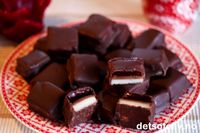 Favorittkonfekten til jul! Hjemmelaget Troika er som regel den konfekten som forsvinner fortest fra konfektskålen. Konfekten består av lag av marsipan, nougat og bringebærgelé, som dyppes i mørk sjokolade. Selv oppbevarer jeg en boks med Troikakonfekt i kjøleskapet i hele desember, og jeg må som regel lage ny runde før julen starter.