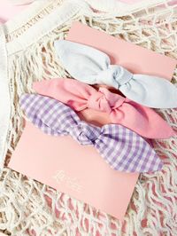 Kit com 3 unidades de Scrunchie mini. O mini scrunchie é um acessório fofo e delicado. Perfeito pra que gosta de praticidade sem perder o estilo. Um produto ...